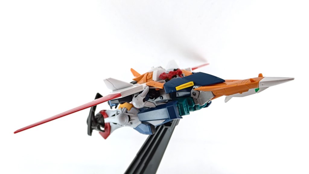 塗装前の写真。使っているパーツは以下です。・頭部、腕部、脚部…HGジークアクス・胸部、腹部、腰部…HGギャプラン・翼…HGガンダムエアマスター・バックパックの一部、機首、装甲の一部…オプションパーツセット ガンバレルストライカー+市販の関節パーツ、プラ板