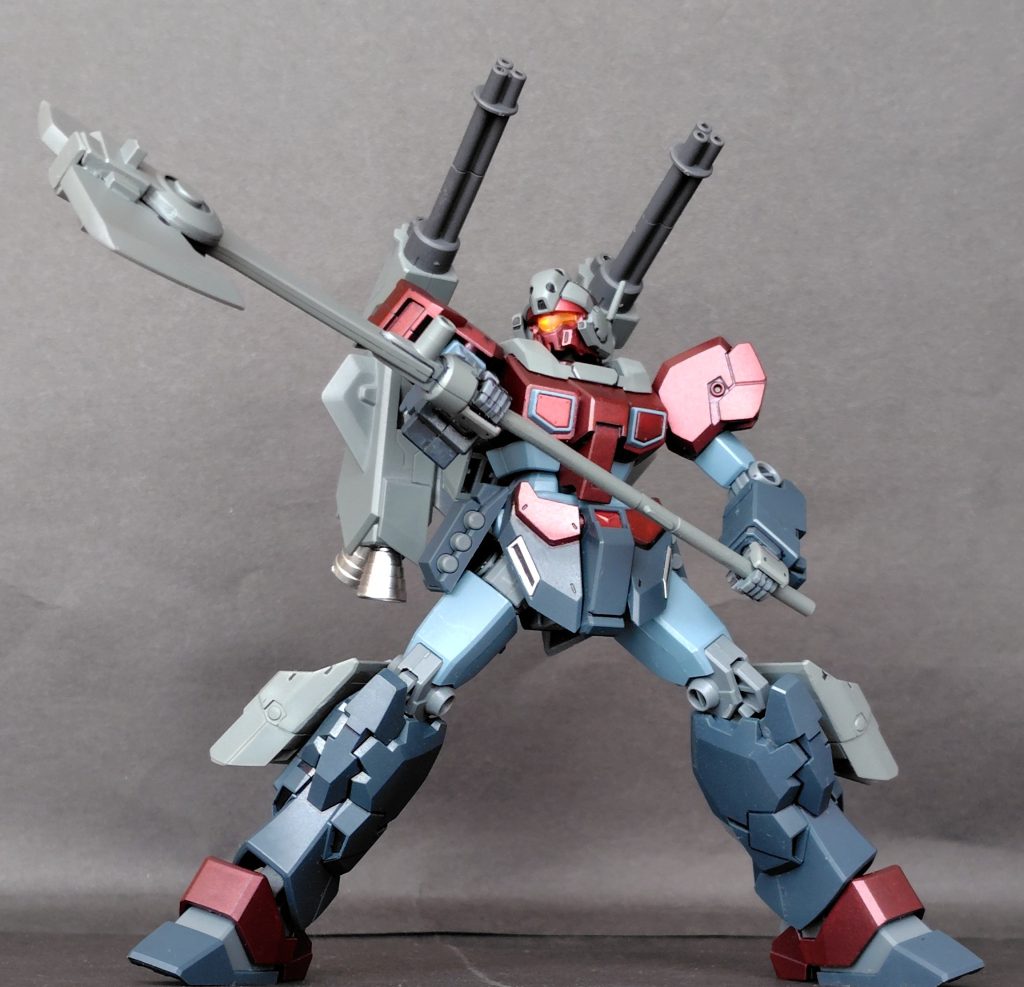 みんな大好きなこのポーズ。ジェスタとヴァリアブルポッドをカチャカチャしてたら「ジェスタの格闘特化仕様があってもいいよな」と思ったのが製作のきっかけでした。ガトリング装備で格闘特化で思い浮かんだのが「SEEDDESTINY」に登場したスラッシュザクファントムだったので、じゃあ武器はアックスにしよう！ということで大型アックスを装備させました。盾？そんなもんいらん！本体の一部はマイカレッド、武装関係は軍艦色、バーニア系はシルバーにしました。全部缶スプレーです。つや消し吹いたらマイカレッド特有のラメっぽさは消えましたが、なんかいい感じになりました。