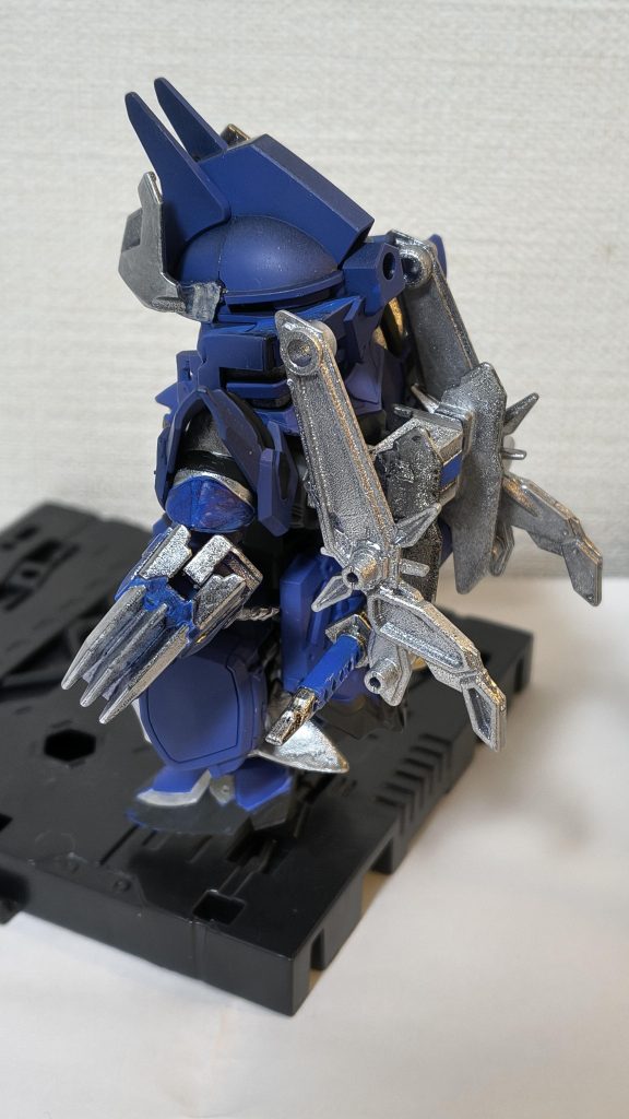 デルタカイのバックパックを刻んで再構成してデルタプラス風にアレンジしています。色味が地味で佐助デルタと印象を変えるため足首？のアーマーを前後ひっくり返してます。