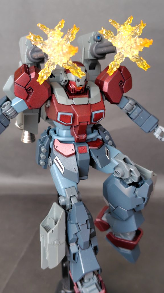 武器2→ガトリング砲中〜近距離に対応可能な射撃武器。エフェクトパーツは他のフィギュアなら持ってきました。ガトリング砲の青い部分はピンバイスでくり抜き、ポッド本体側にシールを貼ってセンサーっぽくしました。