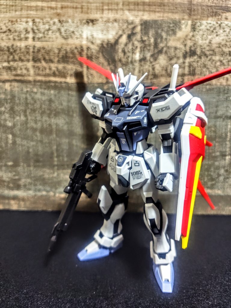 あ、やっぱり足元の滲みは隠せないか(泣)、盛大に飛んでますね。そういえば飛んでるといえば関西人の私、実は東京へ行ってました。お台場ユニコーンは素晴らしかったです。このときはカメラが言う事をきいてくれて、無茶苦茶綺麗に撮れたんですよ。その時の話や写真はまたいつかどこかで。今回はエントリーグレードのストライク、ディアクティブモードです。あ、盾だけノーマルから持ってきました。