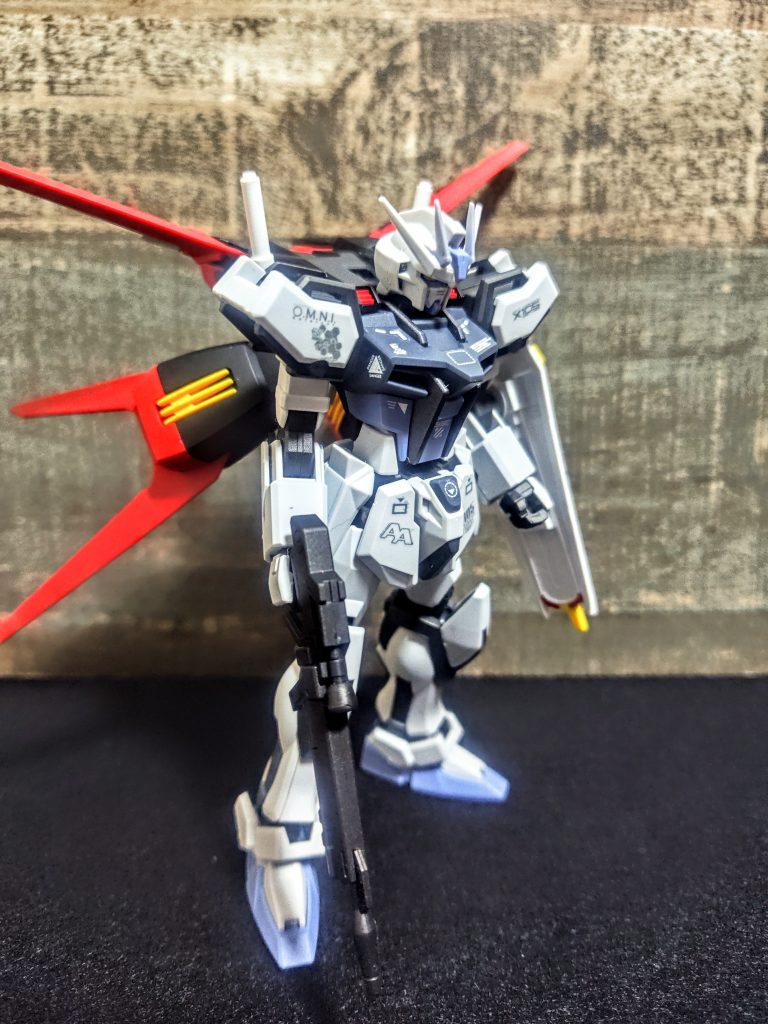 いつものグレーランナーをセミグロスブラックでランナーごと塗装。デカールを貼り、艶消しトップコートで仕上げた簡単フィニッシュ第、、何弾でしょ。このモデルとフルクリアのストライク、からのノーマルまたはお気に入りのカラー版を3つくらい並べてあげると、出撃直後の変色をイメージしたディスプレイが出来そうですね。あの表現は初代から見てきたファンを驚かせました。