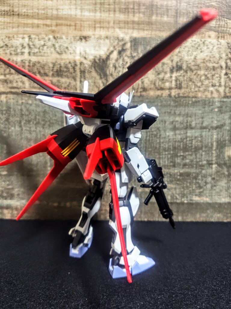 後ろはいつものエールストライカー。このエールストライカーも何個あるんだウチに(笑)。良いんです、好きなものは並べてなんぼです。問題はウチの近くの量販店はほぼ私が買い尽くしてしまっているかもしれないということ(泣)。そろそろ買えなくなってきました。もっと生産してよバンダイさん。