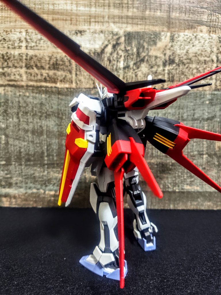 最近ガンバレルストライカーは再販されましたよね。あれもまたカッコイイし、背負わすならそれもまたあり。皆どんどんエントリーグレードのストライクガンダム、作ろうぜ(笑)。私はまたクリアカラーのストライクを2種手に入れました。またフルクリアのを作りたいなと。この前のと比べてどのくらいフィニッシュクオリティを上げられるか、楽しみです。