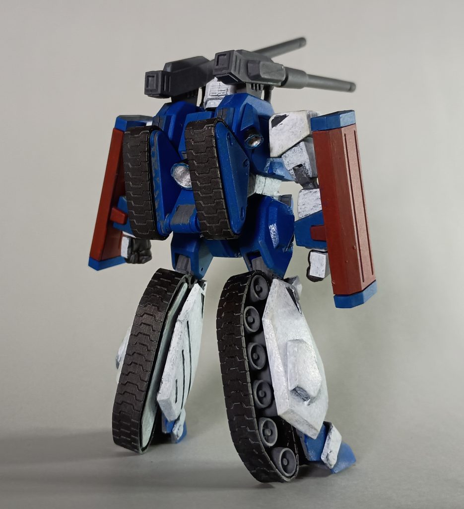 キャタピラ部分は軟質材料で出来ており、戦車プラモデルのような細かい作業は不要となっています。