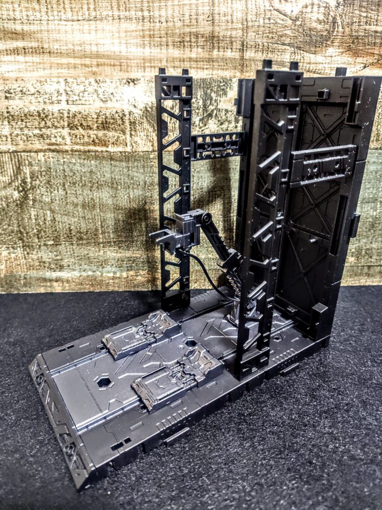 さて、今回はこんなものを作ったんですよ。100円ショップのディスプレイベースです。基本モデルとカタパルト、それとバンダイさんのアクションベースからアーム部分を持ってきました。これ、付けれるんですよね。良く出来てます本当に。これが百円でアクションベースが、えっと、いくらでしたっけ?、「ぴんぽーん。。。。」おや?、誰か来たようだ。