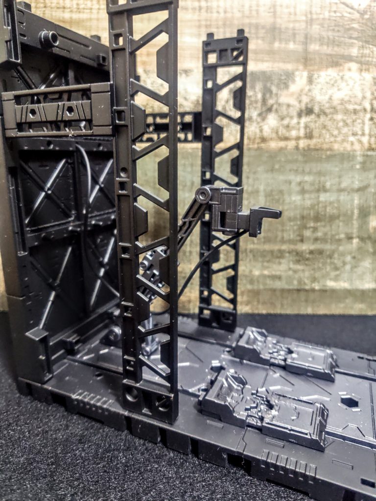 ささっと塗装して、SEEDなんでケーブルもそれっぽく付けてみました。この辺りはエヴァンゲリオンから貰ったネタでしょうか。模型としては格好良くなるんで、ケーブル、つまりは「線」とか「コード」はあればあるほど盛り上がります。出来れば電飾、光らしたり何かを動かしたりしたいんですがねぇ。