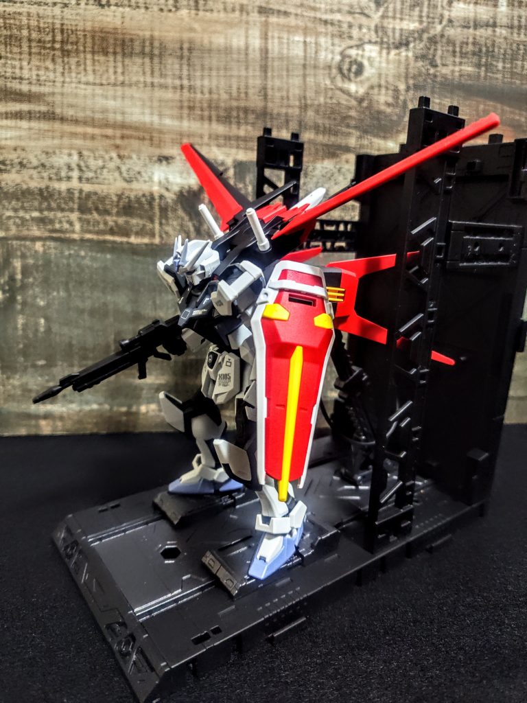 さぁ、それでは置いてみましょ。これですね、はいはいはいはい、「キラ・ヤマト、ストライク、行きます」と言ったかどうかは覚えていませんが非常に見応えがあります。100円ショップのものを集めていっても面白いジオラマは作れます。このまま飾れるのが嬉しいところ。