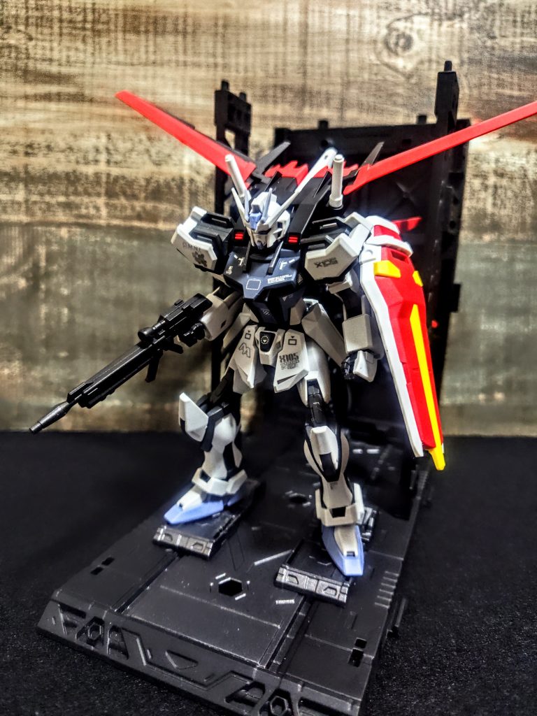 これは良いですね、イイ、嬉しい、ただ上にガンプラをのせてるだけなのに何だかキマる(笑)。もう少しだけ足の角度をきっちりしてあげれば、もうバッチリでしょ。ディアクティブモードはそのままだと少しだけ寂しくも感じさせますが、シールドだったり、エールストライカーだったり、設定通り色のついたユニットを加えて、そこにこうしたジオラマちっくなものも足してあげると途端にドラマチックになってくれます。これまたセカンドハンド品で探すしかないかもですが(泣)、やろうと思えばペインティングモデルからぜ全塗装という手もあり。オススメです。