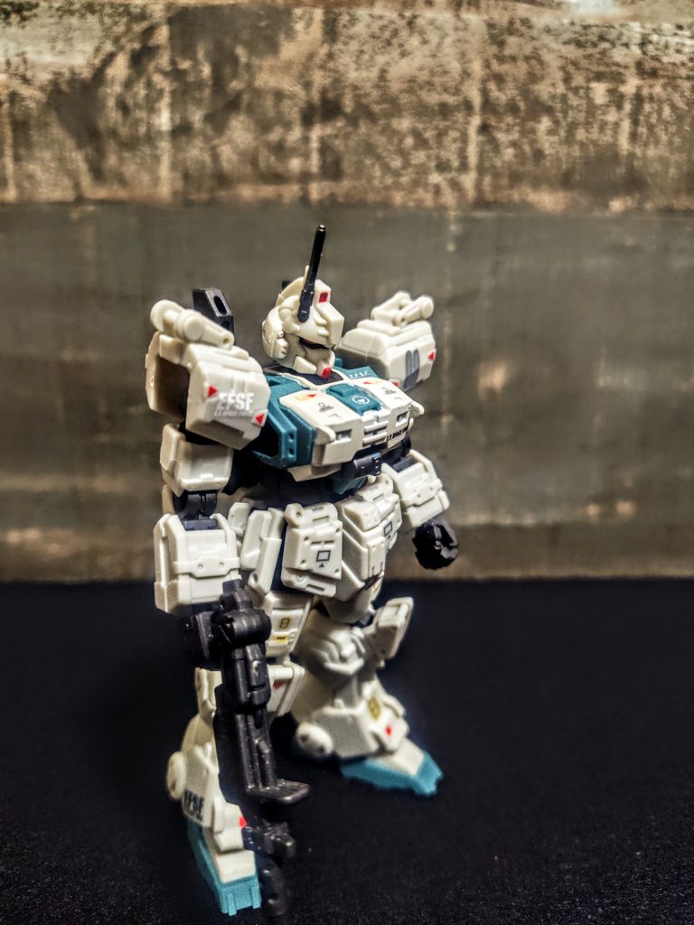 Gフレームは外側の外装セットと、内部フレームセットを2個買いして1体を作るというシステムです。これがまたうまく考えられていて、様々な武器を持たせたい、担がせたいときには、また別の何かしらを買ってこなければいけないという(笑)。特に今回のシリーズは08小隊の機体を集めたものなので、そりゃ陸戦のウエポン類は集めたいでしょう。(↑ 無茶苦茶買わされた)