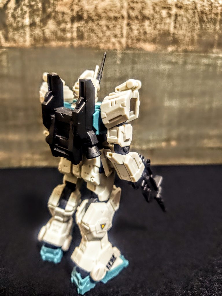 それにしても異常なまでのモールドやリベットの味付けです。これはもうカッコイイなんてもんではなく、「美しいっ」シリーズの中でも傑作に近いのではないでしょうか。Ez8は独特のカラーリングですが、これがまたリアルで素晴らしいです。本当に艶消し吹くだけでカッコよくなります。。