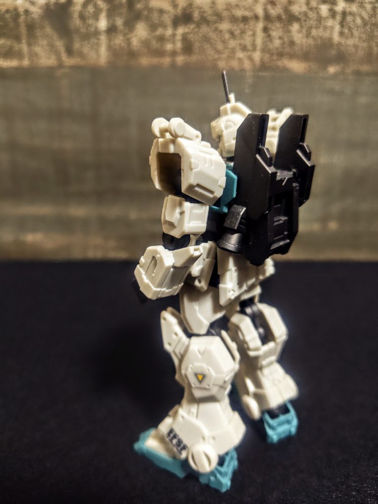 墨入れ(といっても私はガンダムマーカー程度)しようか悩みましたが、ここまで深い彫りが入ってくれていれば、本当に影になり墨入れせずとも行けるかなと。あんまり線を入れすぎると逆に嘘くさくなってしまいますからね。そしてボディカラーがやや生クリーム色なので、黒じゃないかな?、グレーかな?と悩んでるうちに墨入れする勇気がなくなりました。