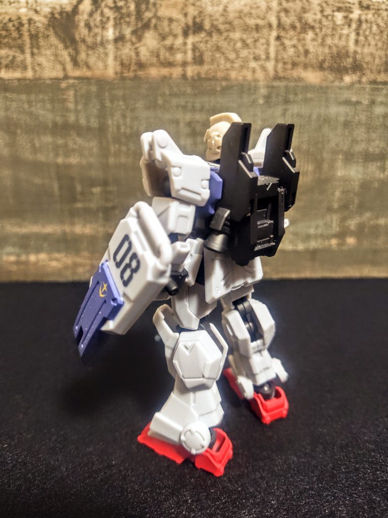 さて、このGフレームのシリーズはややマッシブよりのアレンジがされていて、そこにさらに恐ろしいほどのモールドやリベットが追加されているんですが、昨日のEz8よりは控えめですね。とはいえ陸戦型ガンダムもクオリティはなかなかなんです。もちろん量産型なので並べてなんぼ。一体でのインパクトは昨日のに負けてしまいますが。