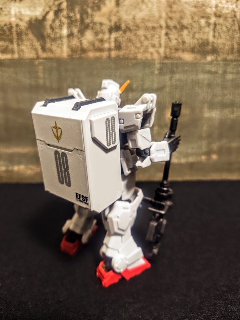 でかすぎる(笑)。HG用のコンテナを用意して、ランナーを適当な長さでカット。コンテナ上部に接着して、挟んでいるアームを表現しています。まぁアイデア賞レベルの加工ですが、この機体ならどうしてもコンテナは背負いたいでしょ?(笑)。