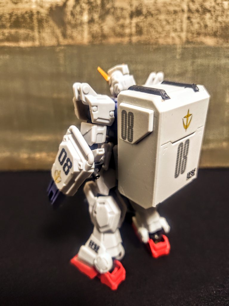 ここからウェザリングして、もう戦いつくした歴戦の勇者っぽさを表現したいんですが、せっかく3体並べているので1機だけ汚すなんて、ねぇ?。( ↑ 言い訳ですね)並べて飾るときに盛り上がれるよう、ポージングを変えてみました。Gフレームの良さはその可動域でしょうが、私はいつも素立ち派です。