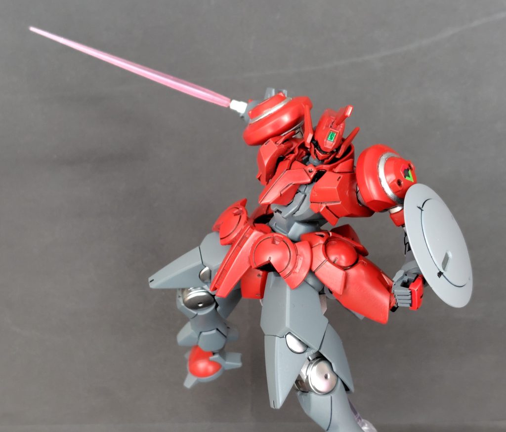 サーベル抜刀。過去作と並べた時に「赤」が欲しいと思っていましたが、どの程度の赤か、配色はどうするかでかなり悩みました。