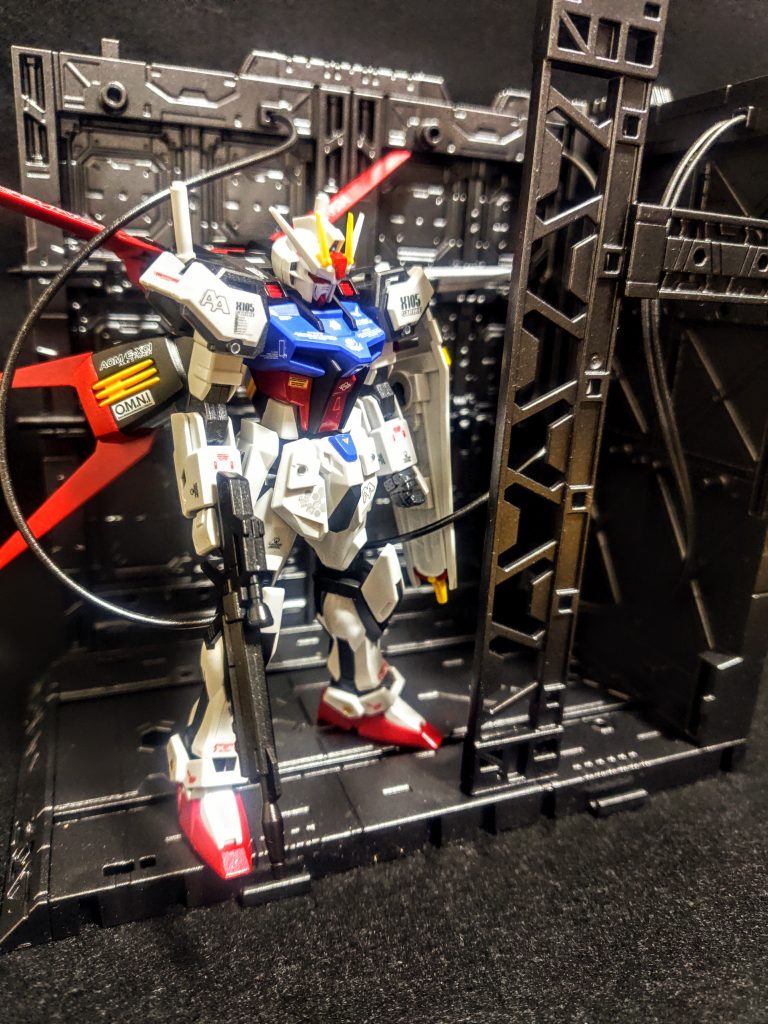 今回はこんなディスプレイ用の展示ベースを作成しました。コード類をたくさん付けてるんで、置いたモビルスーツにそのコードを合わせてやると、整備中の雰囲気が出るかなと。何を言ってるのかわかりませんが、大丈夫ですよ。「私にも雰囲気しかわからんっ」エヴァンゲリオン展を見てきたからかな、雰囲気はそんな、うん、そんな感じです(笑)。「なるほど、やっぱりわからんっ」