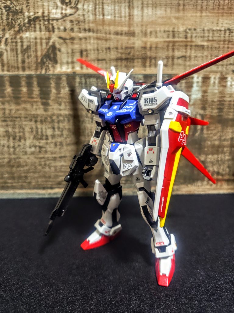 初めての全塗装です。おっと、何とかなりそうなところはランナーごと塗装した事は内緒だぜ?。青はノーマルカラーで唯一気に入らなかった青寄りの青の成型色でしたが、これを赤寄りの青であるコバルトブルーで塗装。もう少しだけ紫に近づけたかった(泣)。エアブラシの投入が待ち遠しいですね。赤はいつものメタリックレッド。今回は艶消しコーティングしないので、メタリックをいかせるはず。「考えるな、感じろ」