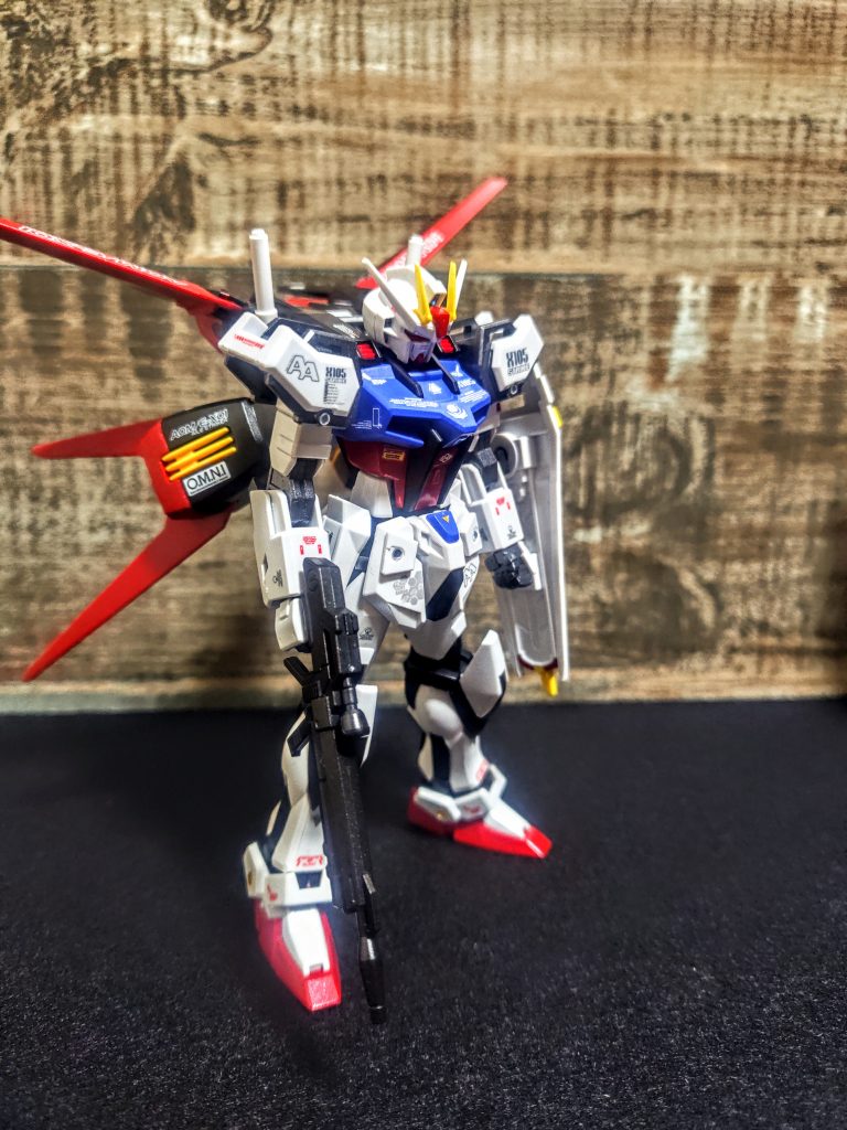 イエローはパールイエロー。関節部はテッパンのガンメタル。そして外装に重なる黒のパーツはいつもと違ってメタリックブラック。今回は艶消しコーティングしないので・・以下略。そして今回のミソ。これがやりたかった。ホワイトはパールホワイトで行きました。ストライクはボディカラーが出撃時に変わるので、虹色に変わるイメージからパールホワイトが似合うんじゃないかと。塗ってみると、確かに光の当たり具合でちょっとだけ色が変化する気がするっ。