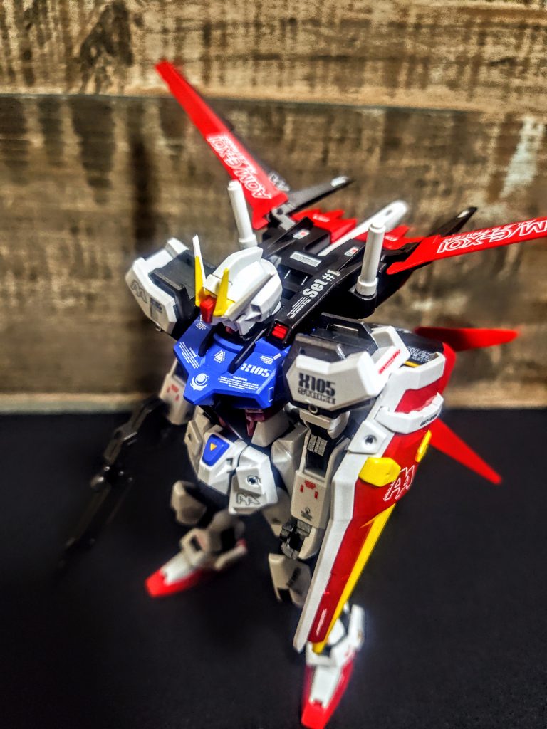 バチバチに貼りたくったデカールも、結構お気に入り。今回はまぁまぁ考えて貼ったぜ。そしてエールストライカーにも貼りました、ちょっとハデ過ぎる気もしますが、この辺りは元ミニカーコレクターなので、レーシングカーのスポンサーステッカーみたいなものだと押し通るっ!!。