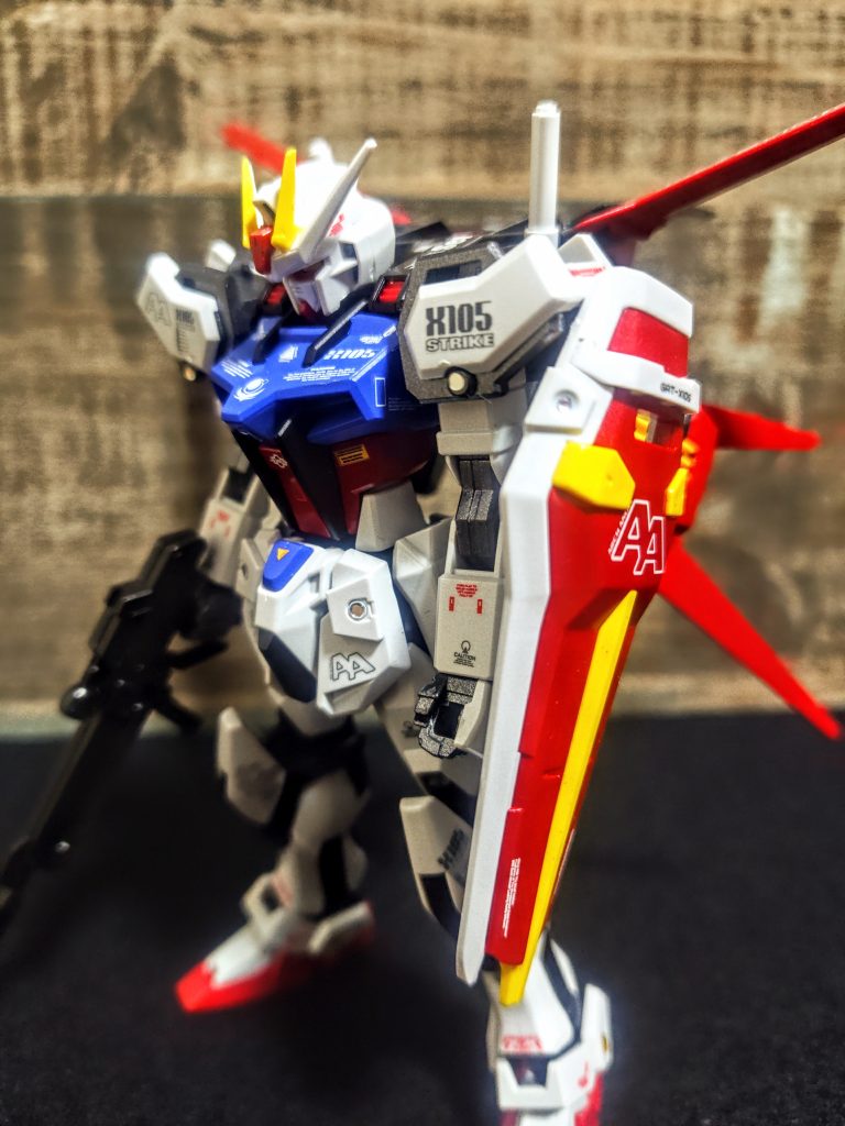 今回は長剣も、ケーブルもつけていません。これは一番オーソドックスな、あのストライクを、素トライクを目指したのでこれでいいんじゃないかっ??。オリジナル要素はデカールセンスだけで充分だっ。それにしても我ながらイイ感じだなおい、信じられるか?、「これ、塗料の方が遥かに高いんだぜ??(笑)」腰のフロントカバー部はいつものディテールアップパーツで1段立体的に重ねています。