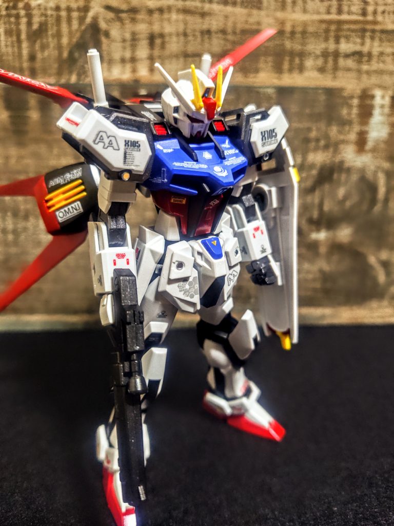 ワンポイントになるかなと、細かな丸型メタリックシールでキラリと各部をでデコレーション。あぁ、シールドの裏はグレーで塗り直しましょうか(泣)。ちょっと白が見えちゃうのがあれですね。エントリーグレードで良く頑張ってると思うんだけれど、あと少し、そのもうひと踏ん張りが足りないのはいつもの事。これもまた次へいかすんだ。