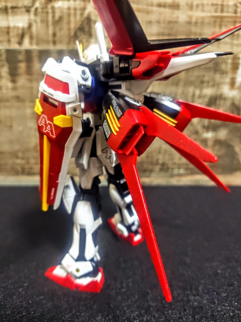 いつも前から見たところしか貼らないびんぼっちゃまスタイルでしたが、今回は後側もちゃんと貼ったぜ。カメラが本当に駄目すぎて全然いつもと変わらないながら(笑)、肉眼で見ると全く違います。確かにね、確かに、全塗装すると成型色よりも艷やか。その色味も好みの味に変えられます。簡単フィニッシュ派なのにここまで変わるのか(泣)と、結構頑張った分満足感がありますね。だがこの後作るセブンイレブンカラーのストライクはどうすればいいんだ。あんなもん塗るのか!?、いや、カッコは良いんだけれども。「遊びでやってんじゃないんだよっ」