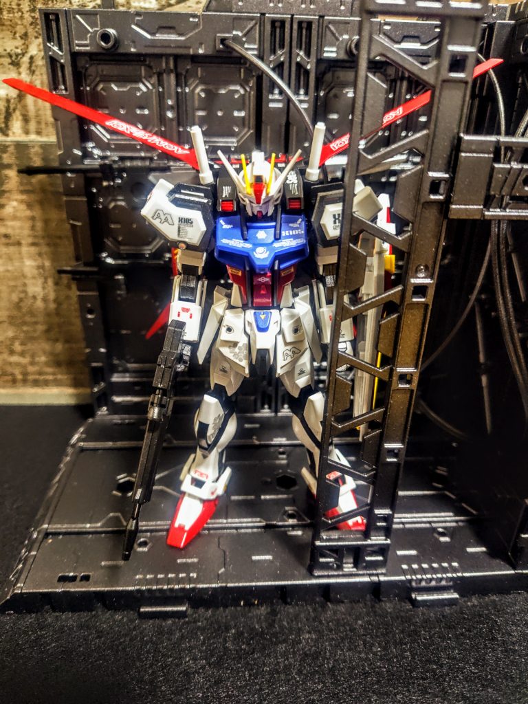 お気に入りのストライクガンダムがまた1機増えました。もう良いだろう、否、まだもっと行けるはず。まだゲート後の処理もしていませんし、それで言うとモデルがイイ感じだから見えにくいだけで、合わせ目消しもしてません。よく見るとライフルもモナカゆえその位置にあるその線はモールドさっ、というには若干無理があるぜ。それもまた伸びしろと思い込み、次の素トライクに期待しましょう。