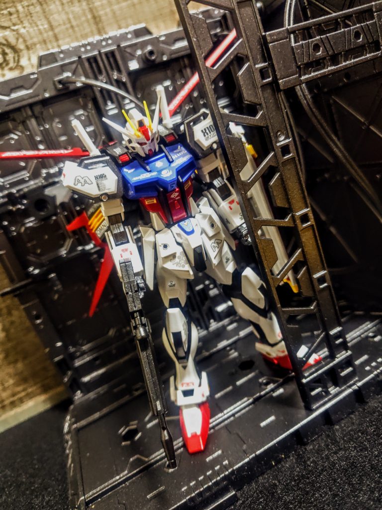 今回はここまで。この機体はもう少し触りたいです。金属リベットとか、何かまだまだ細かなネタをプラスしたい。そしてこのディスプレイベースのシリーズもまた素晴らしいです。もう少しだけ背景用に大きくしたいので、足場になる床の部分も含めて、さらに倍に、そして背面は6枚以上にしましょう。それらを背景と床にして、さらに手を加えたストライクをいつかまた。次に買うアイテムは決まった(笑)。それではエントリーグレード、エールストライクガンダム、最近再販されたんで皆さんもぜひ作ってみてください。今回もありがとうございました。それでは、また。