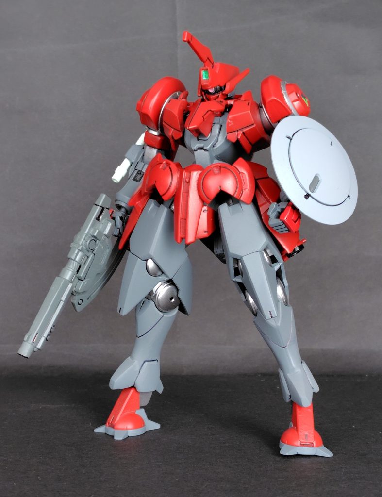 「ジンクスをベースにして建造された試作機を、パイロットの好みに合わせてカスタムした機体」というベタベタな設定を考えました。最初はジャンク品から作ったモビルスーツ、というイメージでしたが、ジンクスがジャンクになることはない、と思いエース機として仕上げることにしました。 武装はライフルとビームサーベル、そして盾のみのシンプル仕様。ビームサーベルは右腕に装備したままトンファー、また取り外して使用できる想定です。ライフルはストライクガンダムのライフル+ビルド系のオプションパーツ+プラ材で作りました。 盾はハインドリーのものに磁石を仕込み、取り外しを容易にしました。