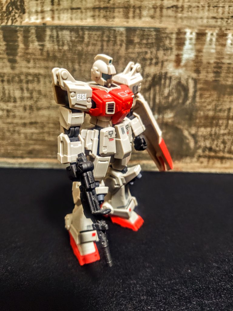 まずですね、このボディカラー。ベージュといいますか、デザートタンと言いますか、このボディカラーは、「圧巻のやりました感が出てるんです」ガンプラもそうなのですが、白の成型色だとどうしてもプラモデル感といいますか、何と言うんでしょう、悪く言えば安っぽく見えてしまうんです。だからこそ我々人類は塗装するんでしょう?。( ↑ この前までろくにやってない)食玩だからかより感じてしまうんですが、前回のGフレーム陸戦型ガンダムもそこは辛いところなんですよ。まぁ塗装しろよってな話なんですがね。そこにこのベージュが入ると一気に高クオリティに感じさせてくれるんですよ。「理由か?、私にもわからん!!」色も絶妙ですし、何となくカッコイイんですよね。