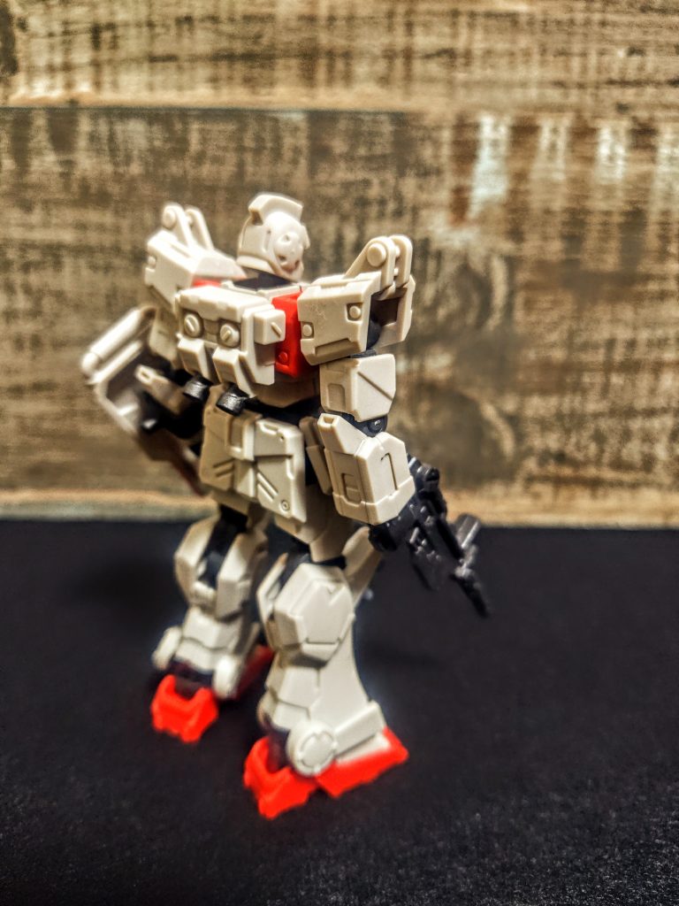 そして各部のオレンジがまた良い味出してくれるんですよ。おまけにバリバリのこのモールドがまたやり過ぎで最高です。まさに演出過多なんです。それがRGを感じさせてくれてこれまた抜群の満足感を味あわせてくれます。ようはですね、「素組みで充分」塗装しなくても美しいんですよ。本当に素組みでOKで、最後にトップコートふいたら誰でも簡単に美しく飾れること間違い無し。私のこのモデルもその通りに素組み、デカールを貼って、トップコートで艶消しコーティングのみの簡単フィニッシュ。それでも全然大丈夫。無茶苦茶カッコイイのでᕼGなんていりませんまでいってしまいそう。