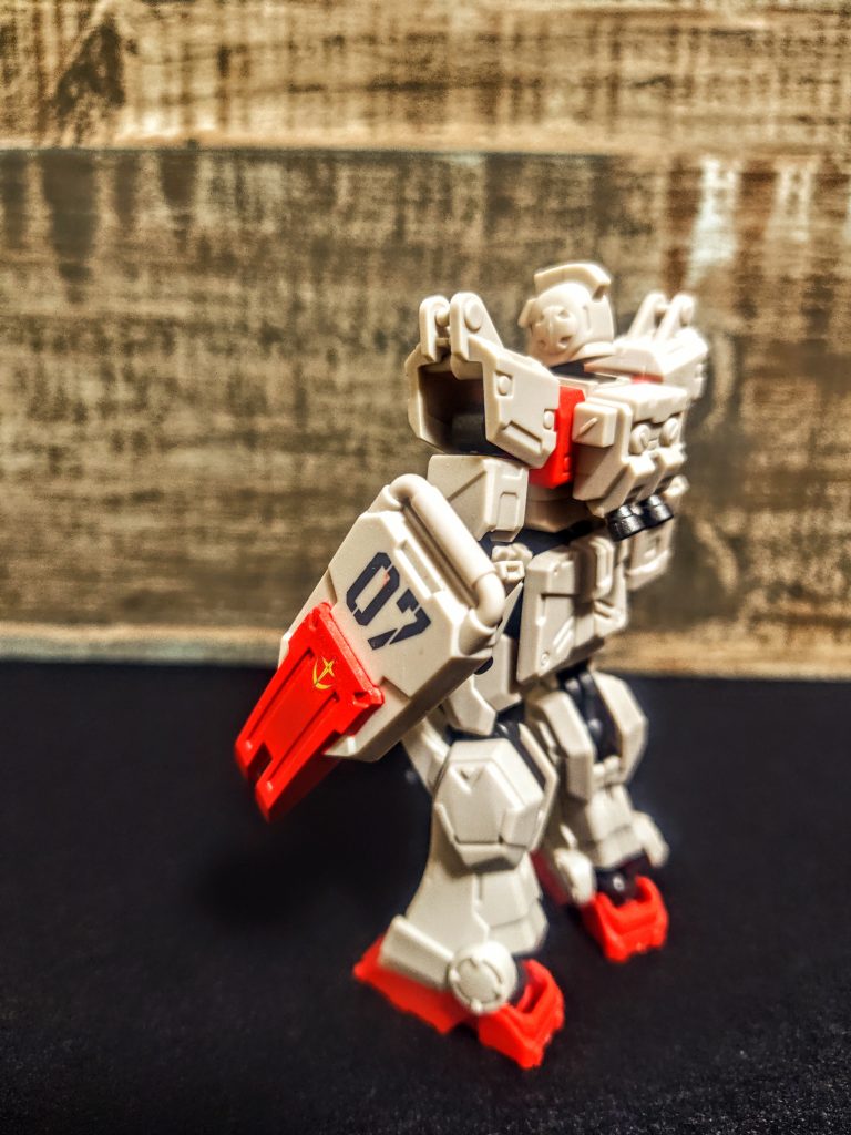 ここから問題のお金がかかる、なのですが(笑)、まずGフレームなので、本体を完成させるには、「ボディ関節フレーム」と「ボディ外装カバー」の2つがいります。もう2個買ってるわけです。安いHGとほとんど同じ価格かな?、骨組みと服がいるわけなのでもうそこまでお金はかかってますよと。そしてその2つを買うともちろん武器とシールドもついてくるんですが、陸戦型ジムにはミサイルランチャーとネットガンとシールドしか入ってません。ライフルは?、テッポーないのっ??。ここで陸戦型ガンダムをさらにもう1つ買って、マシンガンを持ってこないといけないわけですよ(笑)。でないと上の陸戦型ジムにはならないので。そこはね、そこはひとつくらいライフルつけておいてよバンダイさんと。