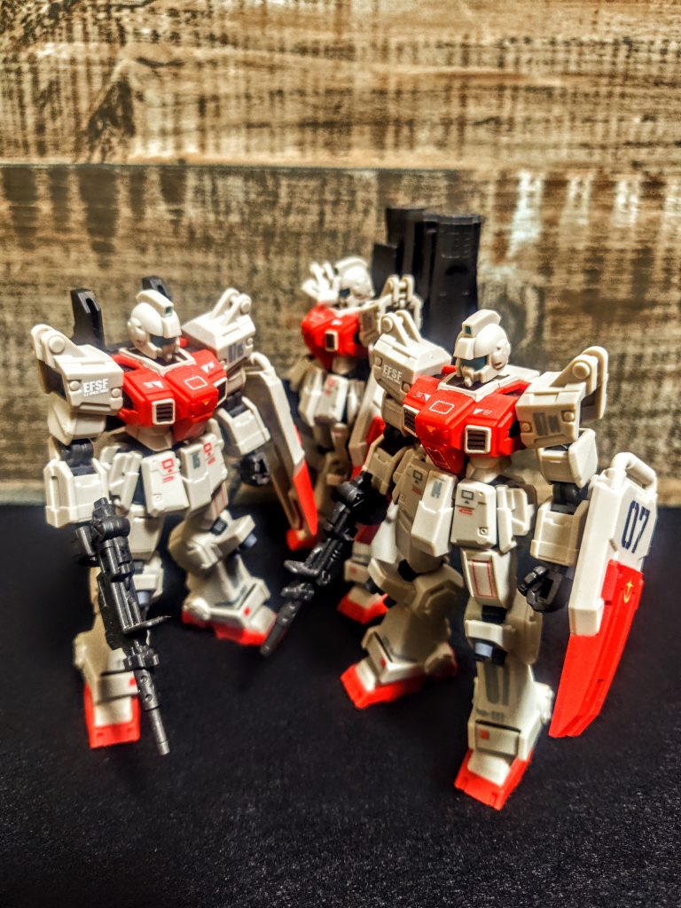 いや、まぁ無茶苦茶カッコイイんでOKなんです。普通の人だとコンプリートして、武器を使い回せばいいんだから。でもきっとここにいる方々ならわかるはず。「そんなことはしない、量産型ならそれぞれにそれぞれの武器を持たせる」これが上の写真に詰め込まれてます。なんならバックパックも変えたいので、おっと、ここでお時間のようです。今回はここまで。誤解しないでください、私はこのモデル、「大好きですからね(笑)」傑作キットの続きはまた明日。それではありがとうございました、ではまた。