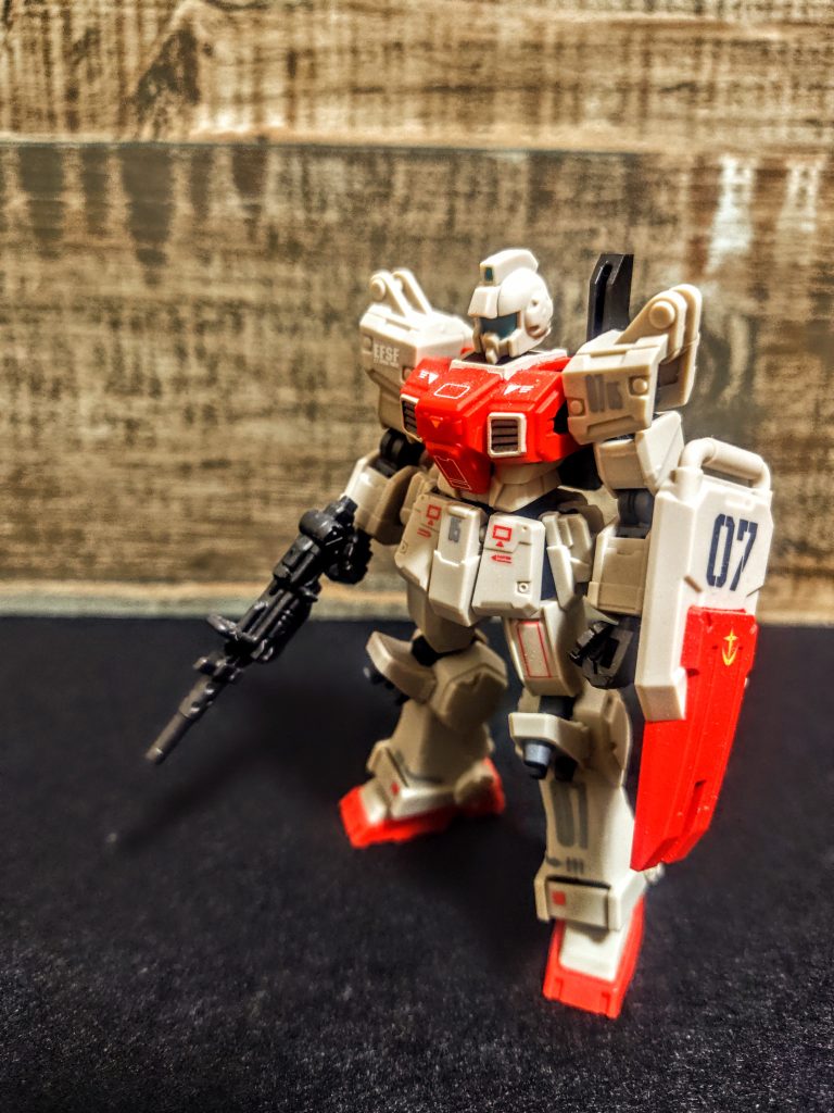 しかし今回のジムは、本当にほぼ、ほぼほぼこれは、「たまりませんね、この同じやつ感(笑)」量産型なんてなんぼあってもいいんです、偉い人にはわからんのです。番号だけ変えときゃ違う機体になるっ、それが良いんだっ、そうだろうみんな??。頭のおかしい私はこうして飾る用に素立ちさせてますが、Gフレームなんだから動かしたりもしたい、と、「動かす用の陸戦型ジムもあります」