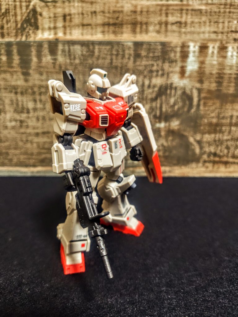 全く問題ないですね、簡単フィニッシュでもう圧巻のカッコよさです。マシンガン持ってるし、この機体も3つ分、そういう事ですね、なるほど。とはいえモデルに罪はありません。デカールを貼って、トップコートして、これでおしまい。誰もが素晴らしいクオリティの陸戦型ジムを手に入れられます。マシンガンを持たせなければ2つで良いんですよっ(笑)。