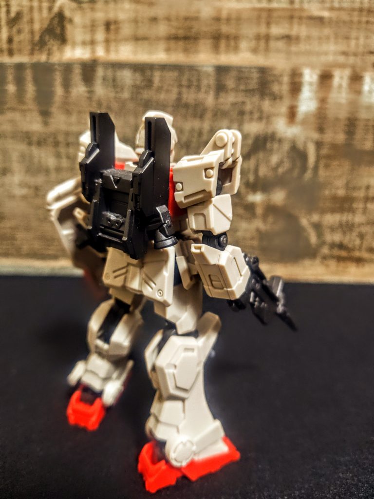 あれ!?、このバックパックは陸戦型がガンダム用じゃないかもですねっ(泣)。これはEz-8用かな?。となると4体買ってるの?。陸ジム外装、陸ジム骨格、陸戦型ガンダム武器のために骨格、Ez-8型バックパックのために外装?、やっぱり商売上手ですっ、買わされてるねぇ(笑)。現地でどんどん改良したり、修理、修正したり、ありものでやりくりっていう設定なのでバリエーションはいくらあっても構わないのです。むしろその方がリアルにさえ感じさせてくれる。陸戦型ジムは無限の可能性を持っています。