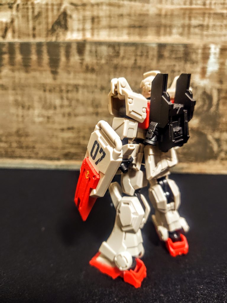 問題のリアビュー。昨日のとちょっとだけ違います、そこが素晴らしい。セクシーですねぇ、カッコ良さを超えた、これはもはや萌えを超えた燃え。あえてコンテナ搭載可能なバックパックに換装されたパターンのやつね、そっちね。今回の陸戦型ジムはより広範囲に作戦行動できるようですよ。07小隊っていうのがまた嬉しくて、それも買わされる要素でした。もちろん、そこはできれば空欄にしておいてくれたら自分で小隊番号も好きなだけ作れたのにね。そう考えるとバンダイさん、商売上手でちょっと下手。