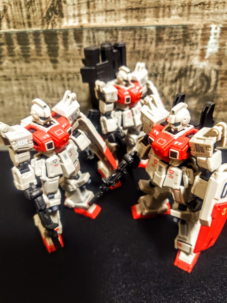 そう考えるとこの写真の何と言う恐ろしいこと。だが一片の悔いなしっ(笑)。今回はまさに「違うんだよかぁちゃん」ですが、量産型ゆえ、陸戦型ジムゆえ、簡単にこのクオリティが集められる、手に入れられる、それもHGに比べて遥かに組み立ても簡単に。僅かな違いを楽しみつつ、部隊編成を作っていくようなこういう楽しみ方は本当にオススメですよ。ストライクのように主人公機すら何個も買っている私ですが(笑)、量産型だと同じ1枚の絵の中にそれらをまとめて入れられるわけで。コレクションと意味ある複数買いが満足感をくれる。きっと最新弾のGフレームも、そりゃあの機体が無くなるでしょうよ。(それはちょっと違う気もしますが)とかなんとか言いつつ、本日はここまで。ありがとうございました。ではまた。