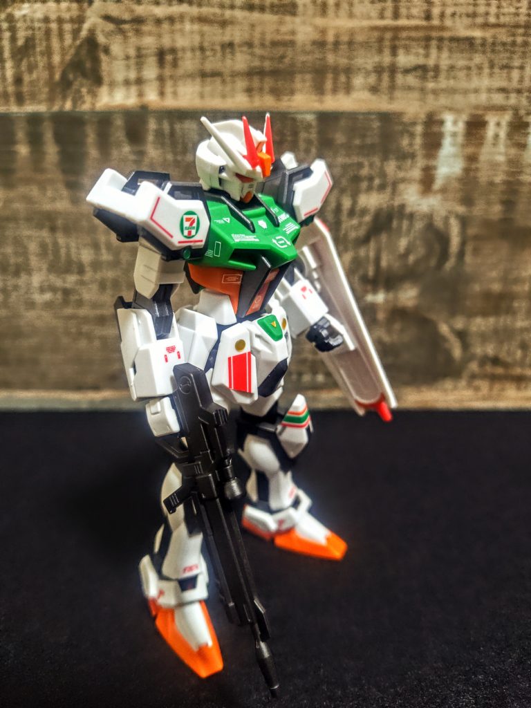 相変わらずペタペタ貼りたくってるので、オリジナルのセブンイレブン版とは全然違うんですが、私としてはなかなかの満足度。このストライクガンダムはデザインそのものが良くできているんで、クリアカラーも無茶苦茶お気に入りですし、ピンクのルージュも良かった。そしてこのセブンイレブンストライク、これもまたお気に入りですね。まずですね、良くも悪くも、このグリーンとオレンジの組み合わせが非常に綺麗なんです。これ他のコンビニともやればいいのに。緑と青とか、青とピンクとかね(笑)。