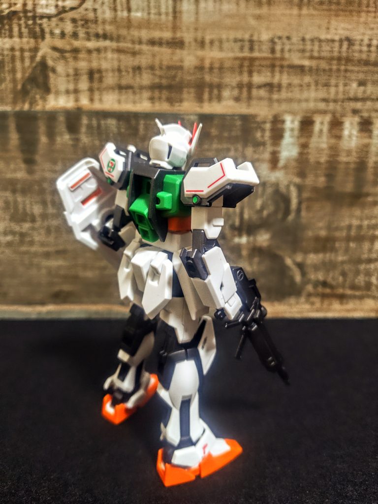 相変わらずのびんぼっちゃまスタイルですが、逆にこの状態がノーマルのセブンイレブンストライクですね。そうです、これを見せたくて背中側にはデカール貼らなかったんですよ。( ↑ 嘘をつくな)こうして見るとまたエントリーグレードの出来の良さを思い知らされますね。ほぼパチ組みでこのクオリティです。いつものフレームだけガンメタルとセミグロスブラックで塗装していますが、グリーン、オレンジ、レッドの成型色の発色も非常に良いです。