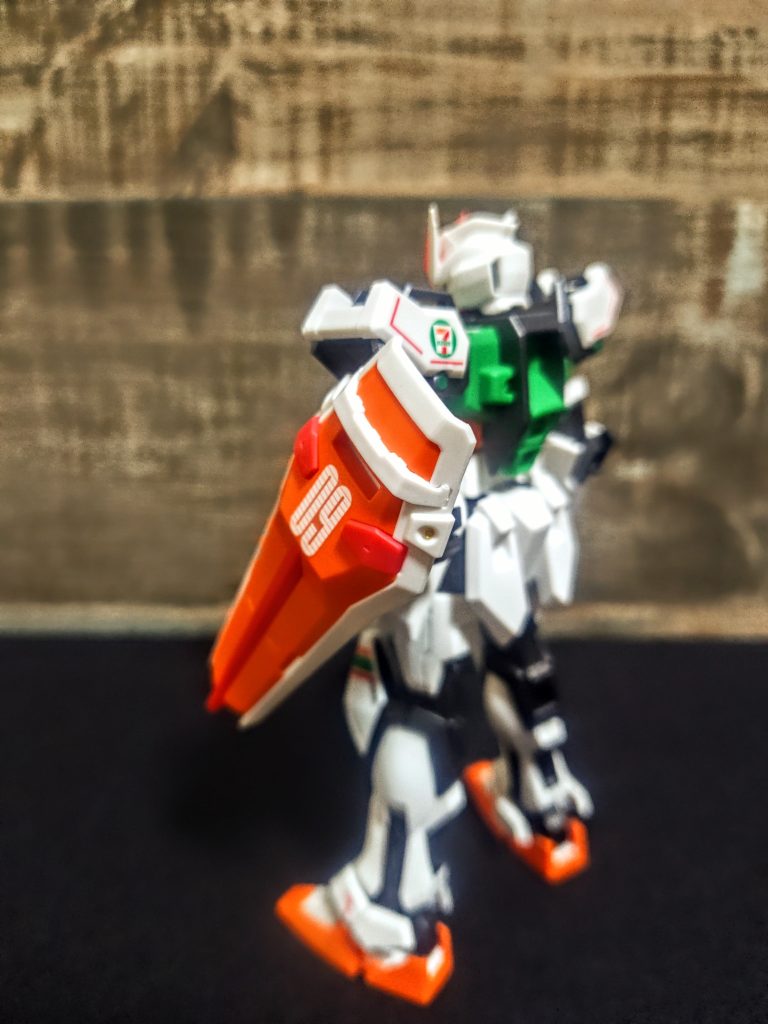 さて、問題の9ですね(笑)。9番目のウチのストライクガンダム。思えば私としては前回のフル塗装エールストライクガンダムで全てを出しつくしたので、今回はまた手抜きという。そういえば素トライクはまた全塗装で作りたくなるんですが、買わなくてもクリア版の残りとかがまだまだあるんで(笑)、それを使えばなんとでもなりそう。「なんで今再販なんだ…」と、欲しいときには全然売ってないくせにっ。