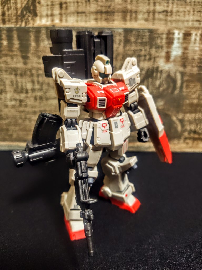 この機体も変わらず素組み、デカール貼り、艶消しトップコートの大量生産お手軽フィニッシュの頃のですね。懐かしい。「今と変わっとらんやないか」(関西風…以下略)集めて並べてをやるときにはこれに限る、ですがそれが出来るのはあくまでもモデルがパチ組みで高クオリティを叩き出してくれるときだけです。なのでこのGフレームの陸戦型ジムは本当に素晴らしいんですよ。