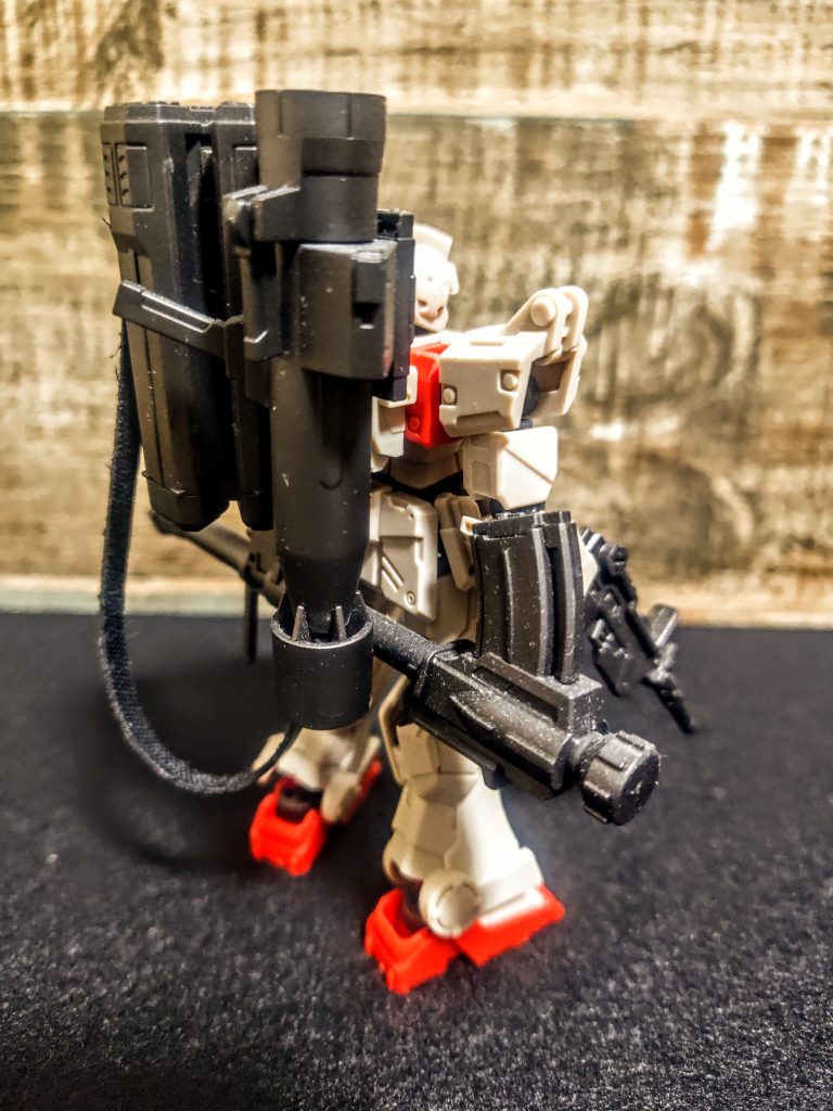 ホコリが凄いな、ちょっと撮る前に綺麗にしなさいよ（泣）。ケースに入れて飾っているんですが、それでもホコリってつくもんなんですね、遠目に見ているとイイ感じなのに。武器屋さんなみに背負っていますが、「ただ瞬着でくっつけただけ」という、こういうところがこの頃はまだまだです。今ならそこは接続部分をガンメタで塗ってごまかしますね、はい（笑）。