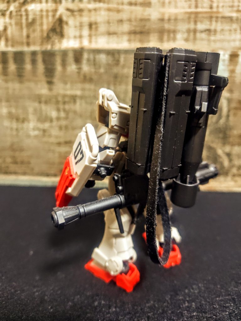 革のベルトっぽいものをつけてます。これは本体と接続されていて、、一体どういう設定のもと繋がっているのか。私にもわからんちんですが、陸戦型ゆえ、現地で使うロープ的なものを腰にマウント。その先をランチャーに繋いでいるようです。それね、そういうやつね、登山家スタイルのね、なるほどなるほど。「昨日までのやつにはついとらんかったやないか」(関西…)