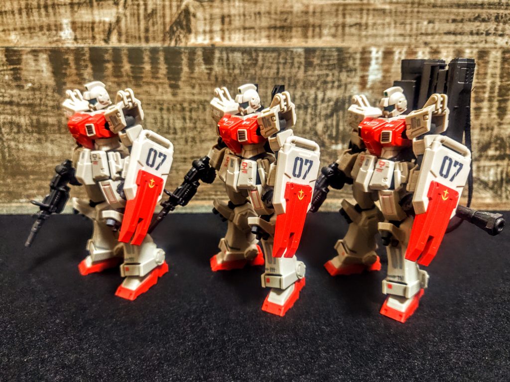 するとこうなる、というわけで並べるとこんな感じです。たまりませんね、これは嬉しい。「陸戦型ジム」の先行量産型っていう設定が、何をしても許されそうで、それで言うと陸戦型っていうあたりでウェザリングもしたくなりますね。なので少しホコリがついててもそれはむしろリアルに、リアルにはなりません。しっかりコレクションはケアしましょう。ケースにいれていても、時々出してブロアとメイクブラシでお掃除ですよ。それでは今回はここまで。ありがとうございました。