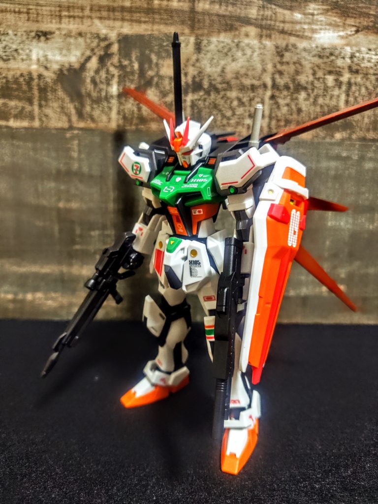 やっぱり寂しいのでエールストライカーを背負いました。そのままでも良かったんです。今回はどれかのエールストライカーを借りてこりゃ良いかなと。でもせっかくのセブンイレブンカラーなんで、エールストライカーも少しだけイジりました。