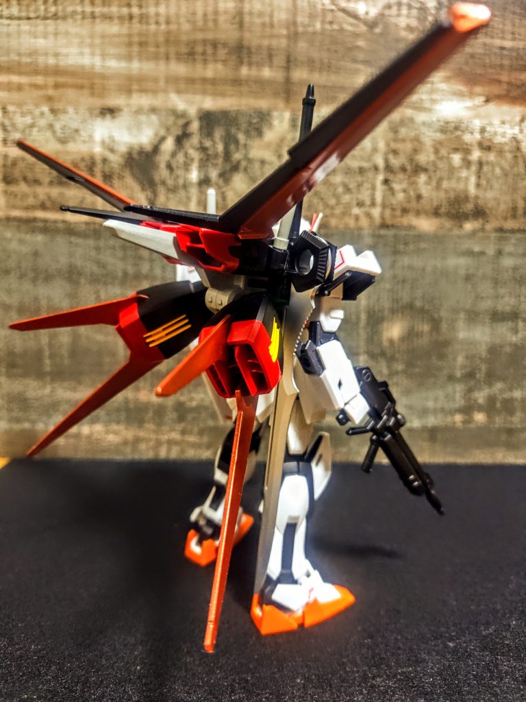 それは確かにそう。確かに無茶苦茶気に入ってしまったのは事実です。ただ、一番大きな理由は、「オレンジの塗料が余っていたから」ガンバレルストライカーの時の塗料が余っていたんですよね。そりゃ塗らないとね、なかなか使う色じゃないからね。