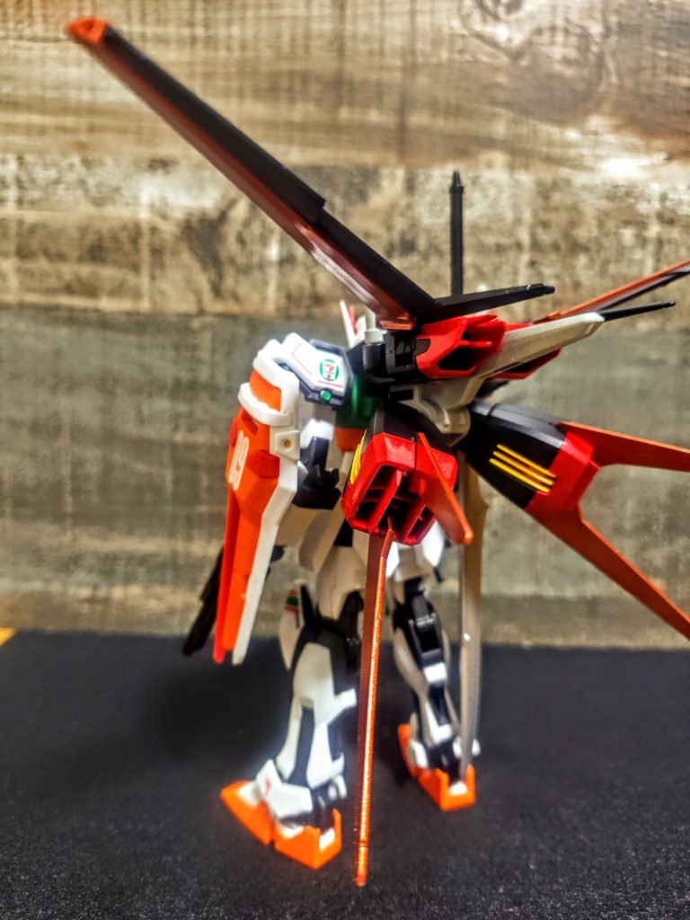 赤とオレンジがセブンイレブンらしい組み合わせに感じたんですが、やっぱり微妙かもしれません。やり直しますか、そうですか。やはりオレンジと黒の方がシンプルに良いですか、私も薄々そう感じています(笑)。ウチではテッパンの長剣を。そういえばこれ、グランドスラムっていうらしいですね。なかなか大胆な名前をつけたものです。ウチでは長剣で大丈夫ですが。