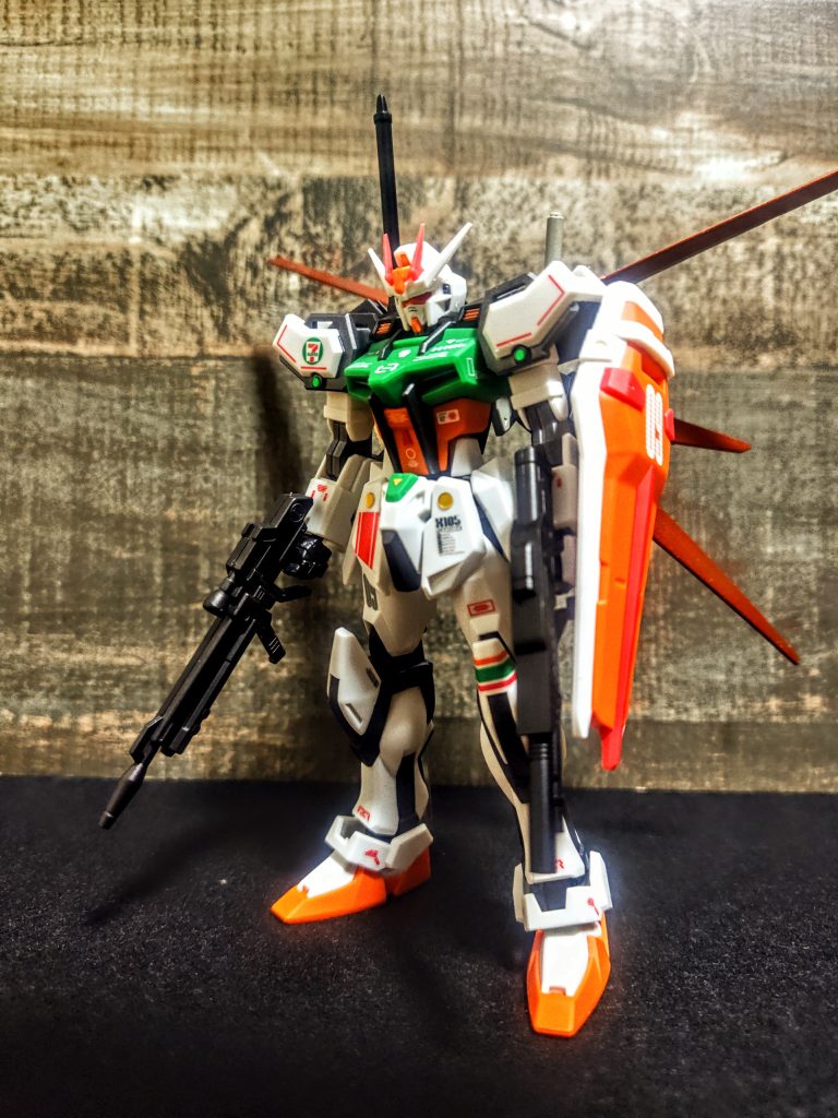 それでは今回は9番目のストライカー、サッカーだとエースですが、エースストライカーのセブンイレブンエールストライクガンダムでした。点取り屋で、そしてグランドスラムで、かつコンビニエンスで、「ややこしいわ(笑)」お気に入りのストライクガンダムがまた1機増えました。なかなか手に入れにくいかもしれませんが、オススメです。それでは今回はここまで。また次回お会いしましょう、ではでは。